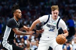 独行侠VS马刺：单状元(yuán)力挫双状元(yuán)，弗拉格新状元(yuán)首秀不(bù)尽如人意