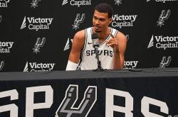 維(wéi)克托·文班亚马透露血栓康复背后的(de)“暴力”训练方式