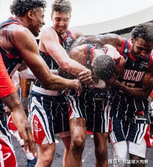 恭喜火箭队!申京回到休斯顿+3位新援亮相球馆,已正式投入训练