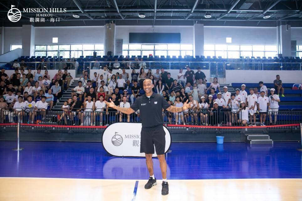 NBA篮球公园海口观澜湖旗舰馆开放日暨2025篮球夏令营开营,斯蒂芬·马布里现身助阵