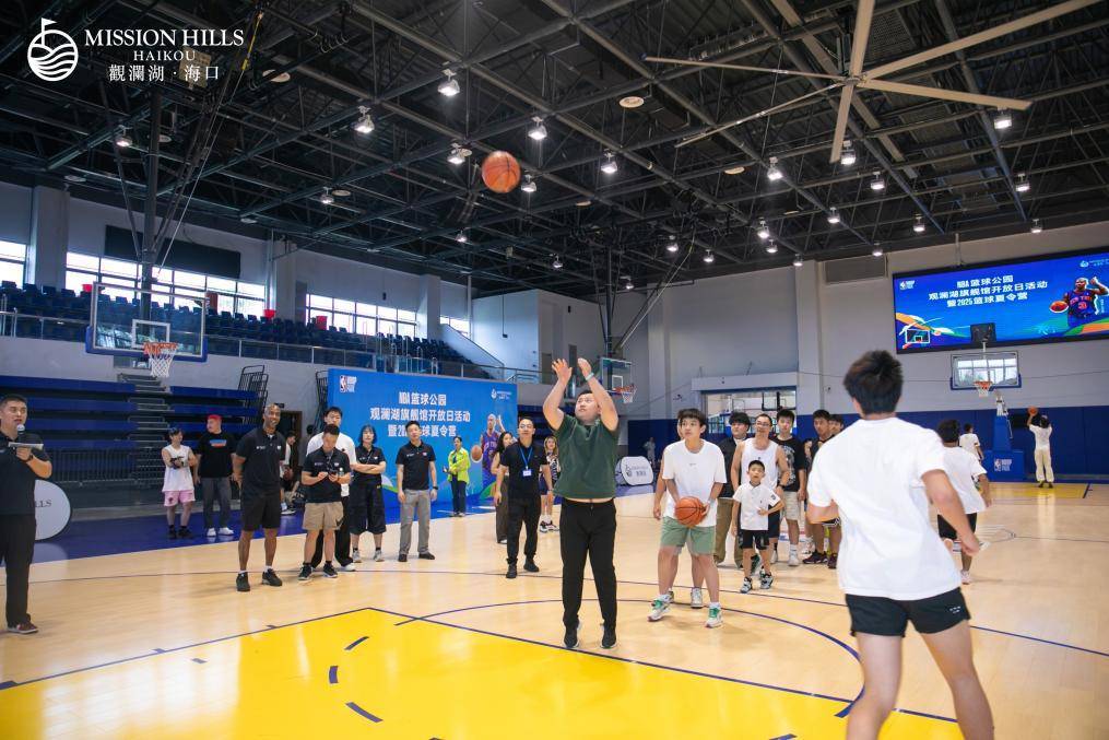 NBA篮球公园海口观澜湖旗舰馆开放日暨2025篮球夏令营开营,斯蒂芬·马布里现身助阵