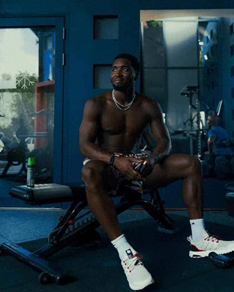 生涯首次一阵!多诺万-米切尔ins晒出训练和休闲照