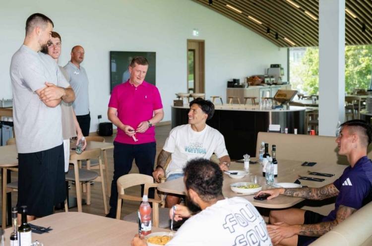 联动!祖巴茨等NBA球员造访卡灵顿,获赠曼联球衣