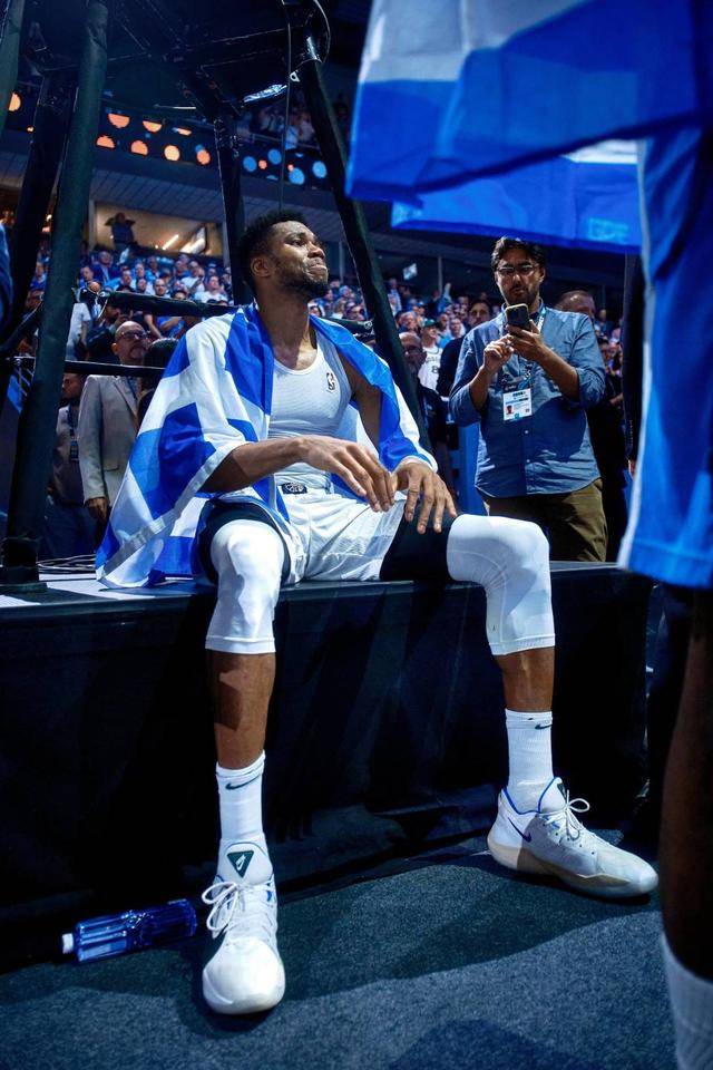 见义勇为,字母哥被打了!