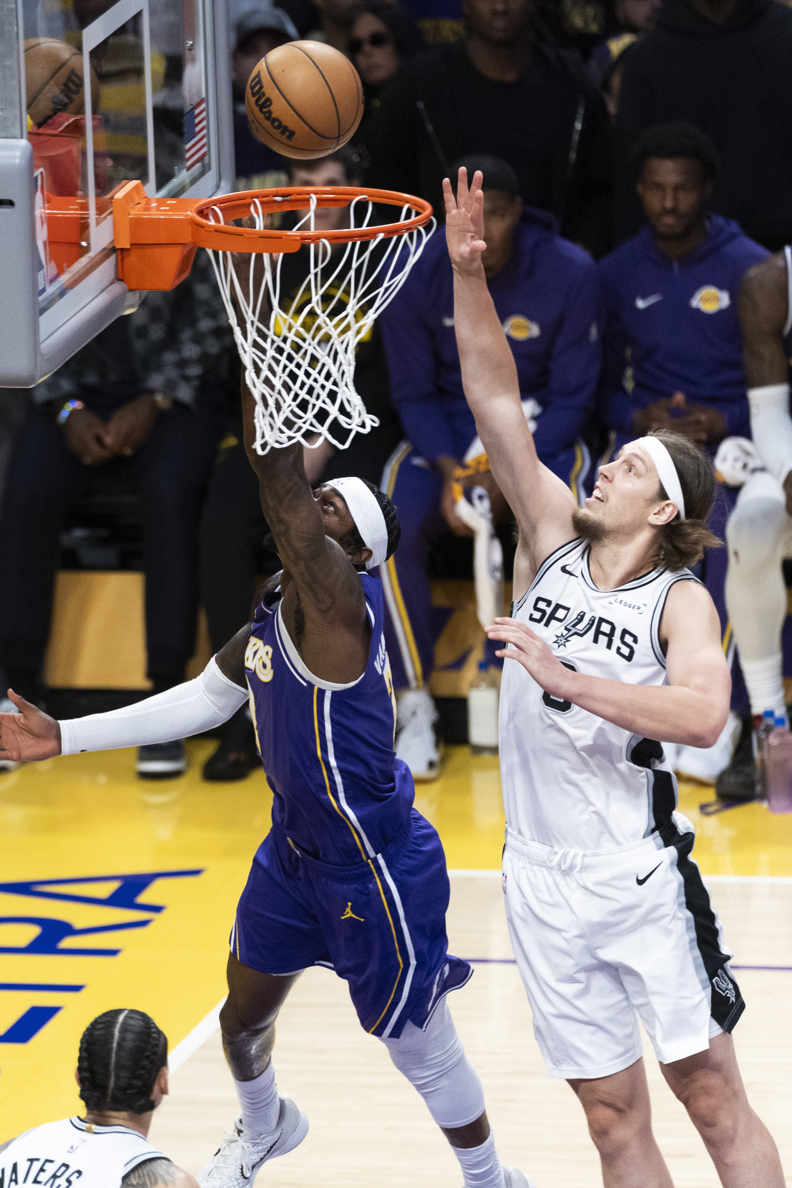 (体育)篮球——NBA常规赛:湖人胜马刺