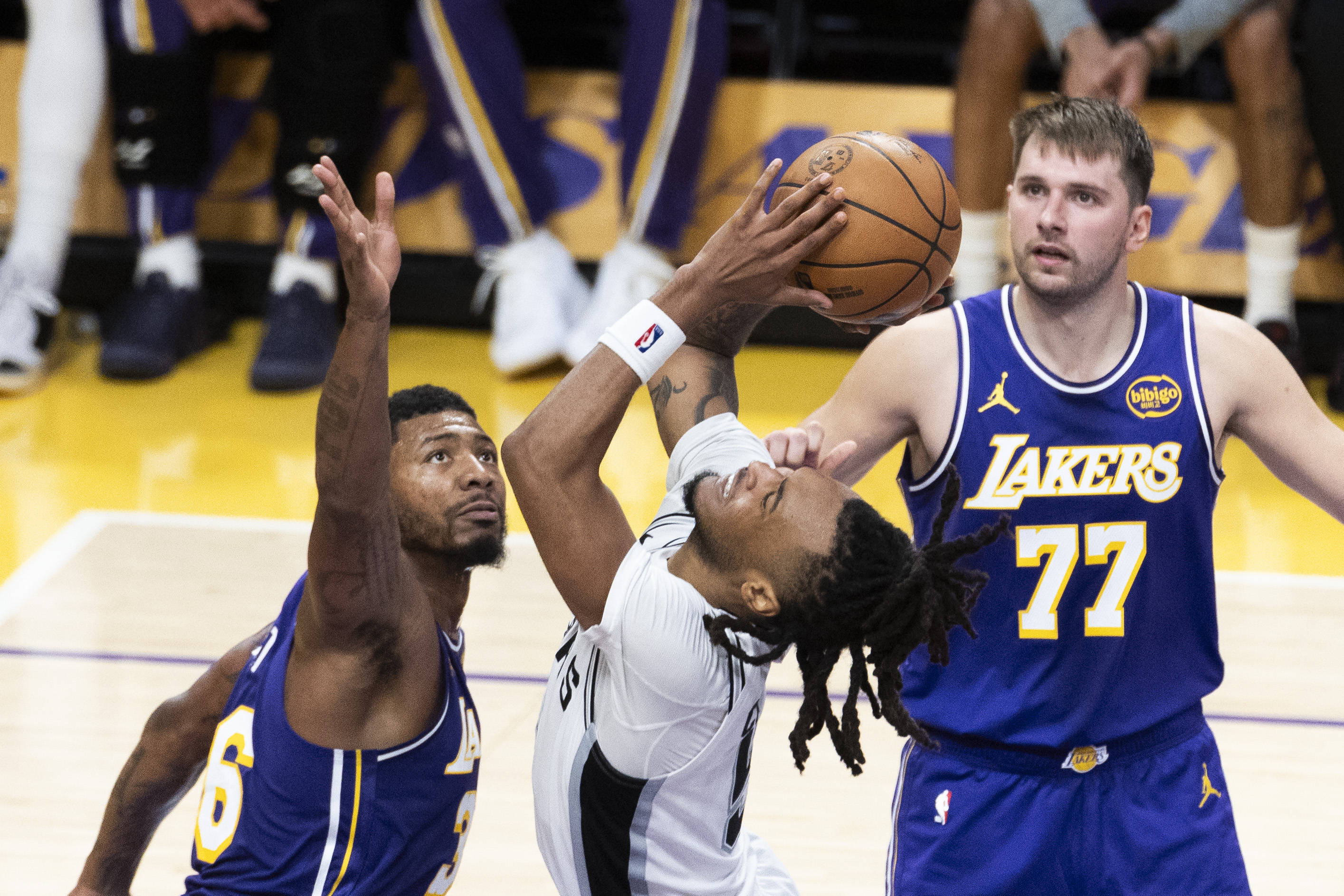 (体育)篮球——NBA常规赛:湖人胜马刺