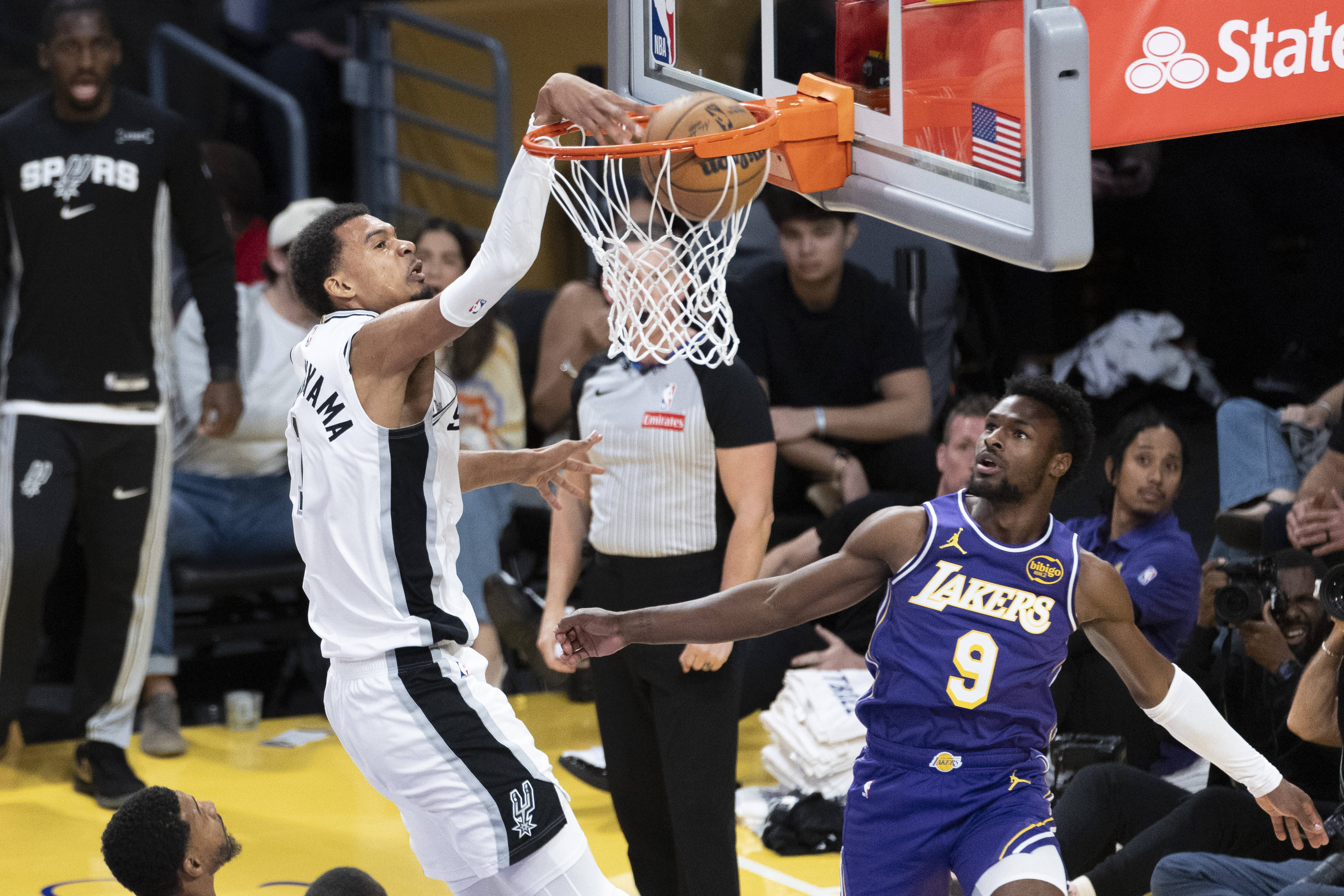 (体育)篮球——NBA常规赛:湖人胜马刺