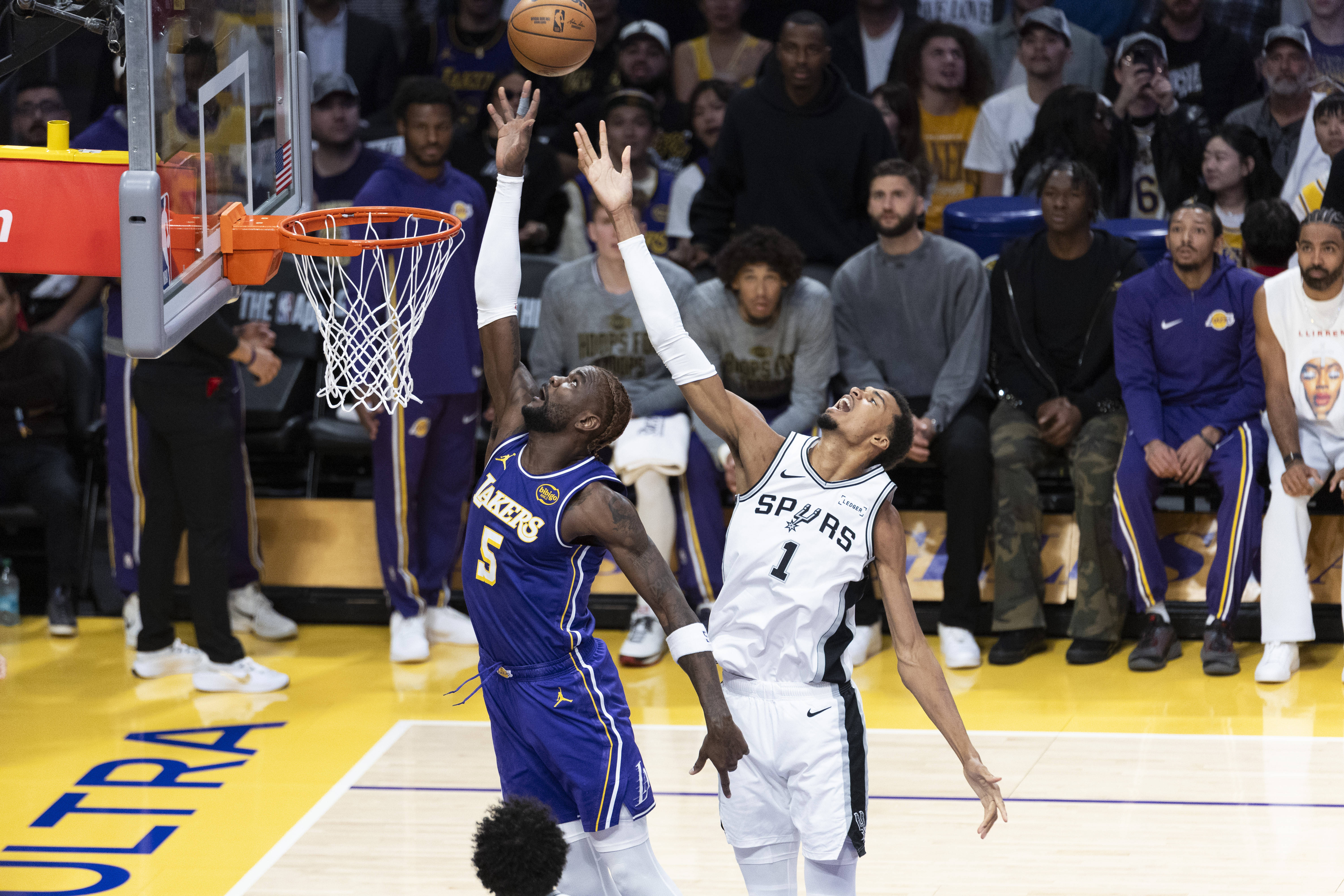 (体育)篮球——NBA常规赛:湖人胜马刺