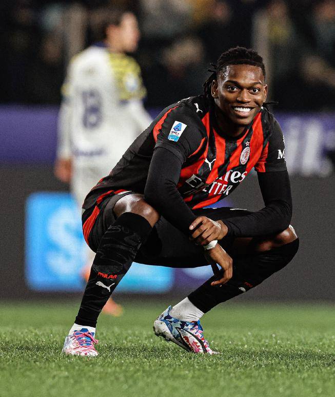 2-0到2-2!萨勒马科尔斯独造2球+空门不进失绝杀,鱼腩逼平AC米兰