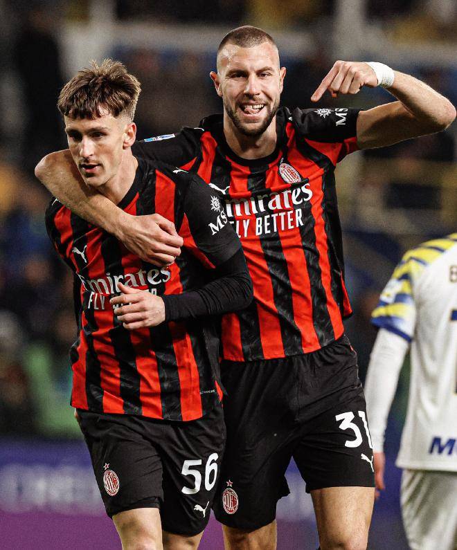 2-0到2-2!萨勒马科尔斯独造2球+空门不进失绝杀,鱼腩逼平AC米兰