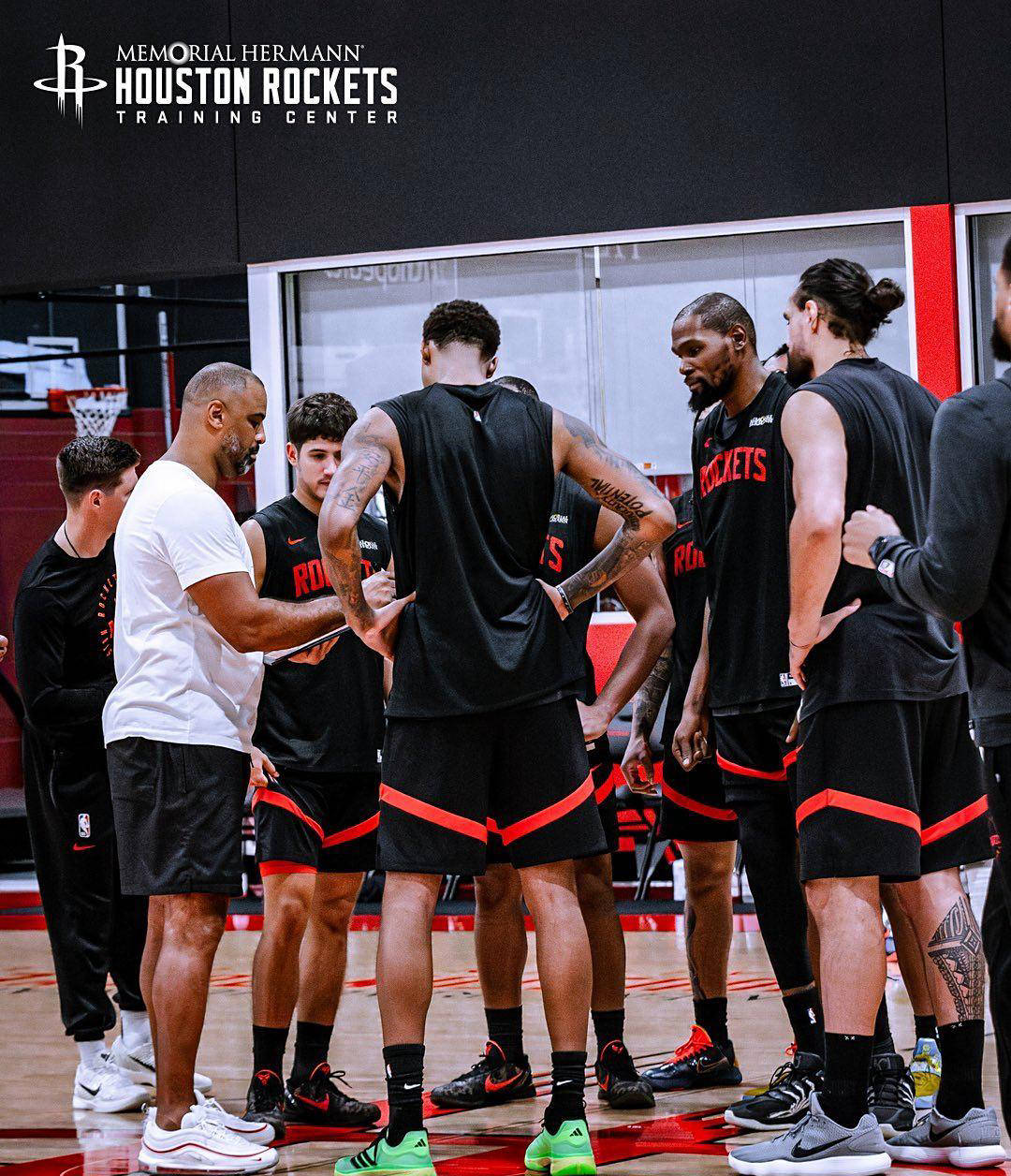 火箭训练氛围紧张！申京隔扣亚当斯，史密斯迎战两人暴扣